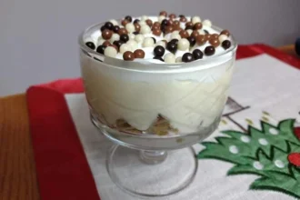 Ατομικά γλυκά με κρέμα και βάση από μελομακάρονα