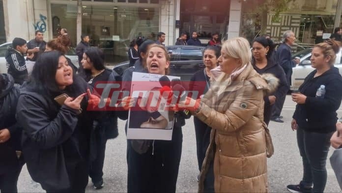 Φονικός ξυλοδαρμός στην Πάτρα: Ένταση έξω από τα δικαστήρια, έκλεισαν το δρόμο οι συγγενείς του 31χρονου - Στον εισαγγελέα οι ιδιοκτήτες του "Αβαντάζ" (ΦΩΤΟ)