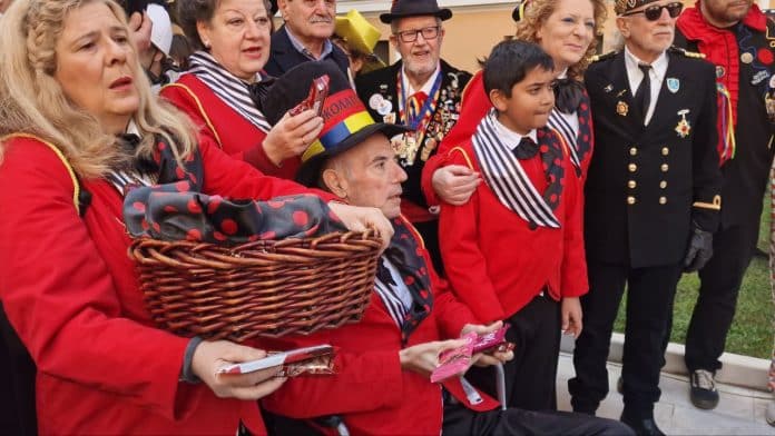 Σε καρναβαλικούς ρυθμούς η Πάτρα – Στις 9.00 μ.μ η επίσημη τελετή έναρξης, παραδόθηκε το λάβαρο (ΦΩΤΟ)