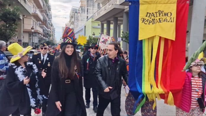 Σε καρναβαλικούς ρυθμούς η Πάτρα – Στις 9.00 μ.μ η επίσημη τελετή έναρξης, παραδόθηκε το λάβαρο (ΦΩΤΟ)