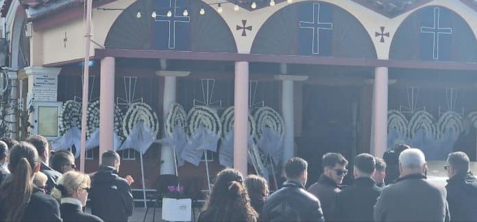 Πάτρα: "Λύγισαν" στην κηδεία του 19χρονου Νικόλα - ΦΩΤΟ