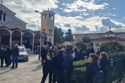 Πάτρα: "Λύγισαν" στην κηδεία του 19χρονου Νικόλα - ΦΩΤΟ