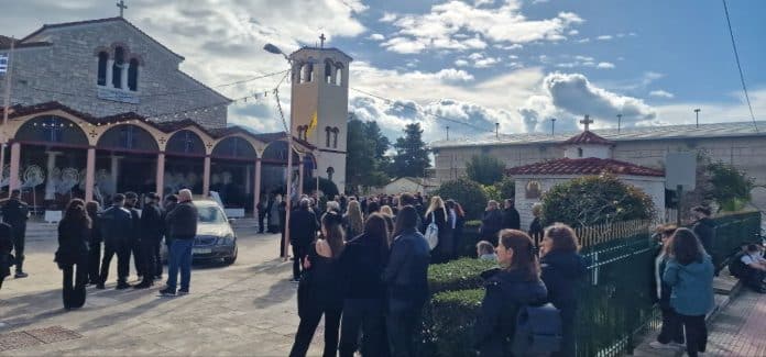 Πάτρα: "Λύγισαν" στην κηδεία του 19χρονου Νικόλα - ΦΩΤΟ