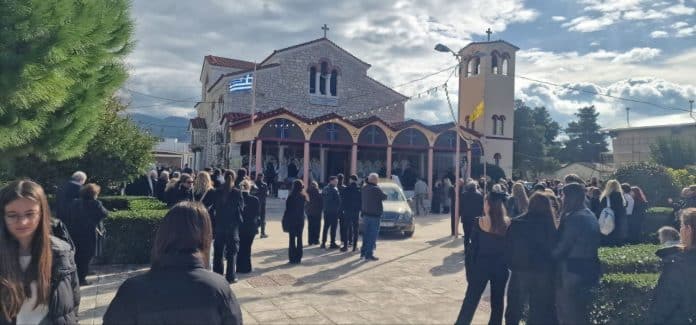 Πάτρα: "Λύγισαν" στην κηδεία του 19χρονου Νικόλα - ΦΩΤΟ