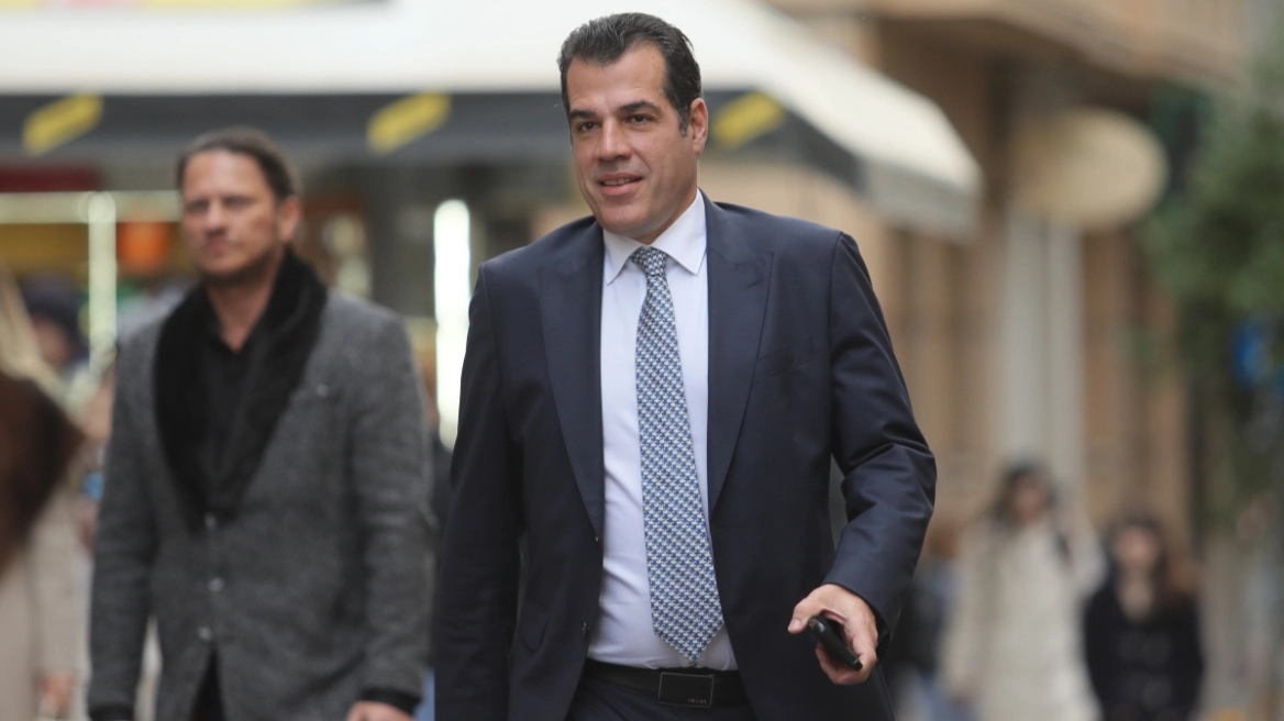 Πλεύρης: Κανένας παράνομος μετανάστης δεν νομιμοποιείται, επιταχύνεται η ανανέωση και για τους ήδη νόμιμους