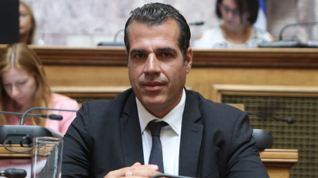 Πλεύρης κατά Βαρουφάκη: Εμπιστευτήκαμε τις τύχες της οικονομίας σε έναν άνθρωπο που το όνειρό του είναι πώς θα βρει χόρτο