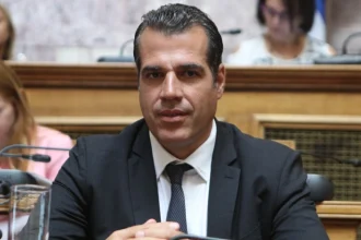 Πλεύρης κατά Βαρουφάκη: Εμπιστευτήκαμε τις τύχες της οικονομίας σε έναν άνθρωπο που το όνειρό του είναι πώς θα βρει χόρτο