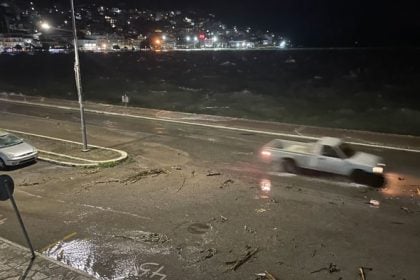 Πλημμύρισε η παραλιακή στην Αμφιλοχία – Η θάλασσα βγήκε στη στεριά ΒΙΝΤΕΟ