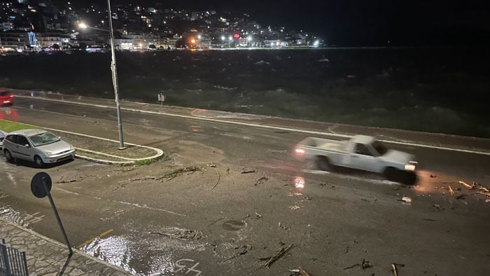 Πλημμύρισε η παραλιακή στην Αμφιλοχία – Η θάλασσα βγήκε στη στεριά ΒΙΝΤΕΟ