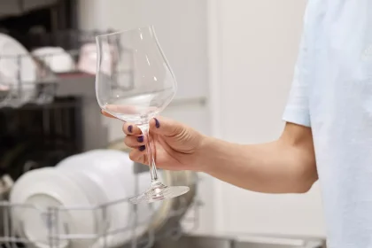 Πλυντήριο πιάτων: Το κόλπο για αστραφτερά ποτήρια