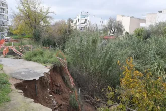 Κακοκαιρία: Τρία σπίτια εκκενώθηκαν στον Άγιο Δημήτριο, πάνω στο ρέμα της Πικροδάφνης