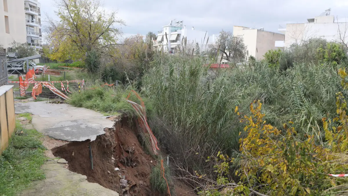 Κακοκαιρία: Τρία σπίτια εκκενώθηκαν στον Άγιο Δημήτριο, πάνω στο ρέμα της Πικροδάφνης