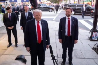 Ο Τραμπ παρήγγειλε παπούτσια για Ρούμπιο και Βανς και το πρόβλημα είναι ότι τους είναι μεγάλα!