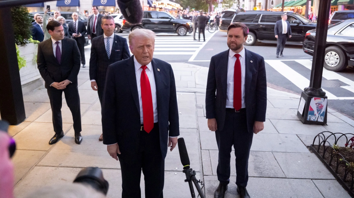 Ο Τραμπ παρήγγειλε παπούτσια για Ρούμπιο και Βανς και το πρόβλημα είναι ότι τους είναι μεγάλα!