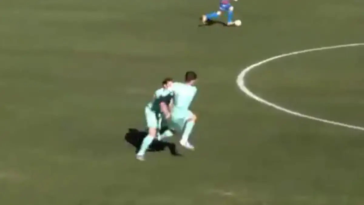 Ο Κούτσιας δέχτηκε αδιανόητη επίθεση από συμπαίκτη του στη Λουγκάνο μέσα στον αγωνιστικό χώρο