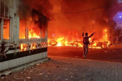 Ιραν: Χάος από τις αντικυβερνητικές διαδηλώσεις – 62 οι νεκροί, στις φλόγες η Τεχεράνη και άλλες πόλεις