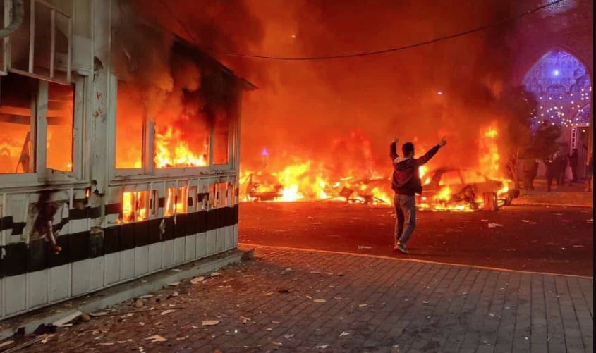 Ιραν: Χάος από τις αντικυβερνητικές διαδηλώσεις – 62 οι νεκροί, στις φλόγες η Τεχεράνη και άλλες πόλεις