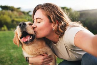 Το συγκινητικό συναίσθημα που νιώθει ο σκύλος όταν του λέμε “σε αγαπώ” – Τι δείχνει μια έρευνα