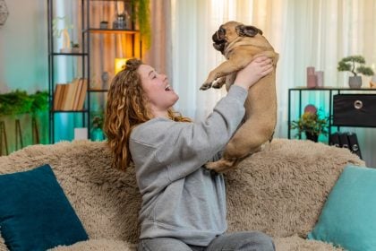 4 πράγματα που νομίζουμε ότι λατρεύει ο σκύλος, αλλά τον αγχώνουν