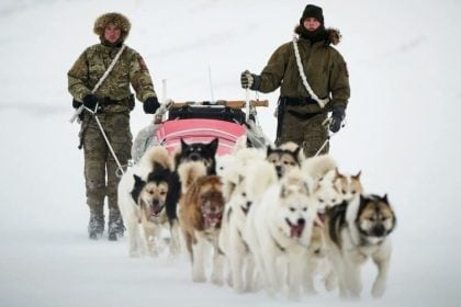 Sirius Dog Sled Patrol: H επίλεκτη μονάδα του Βασιλικού Ναυτικού της Δανίας που περιπολεί στους -50 °C και φτάνει εκεί που τα snowmobiles χαλάνε