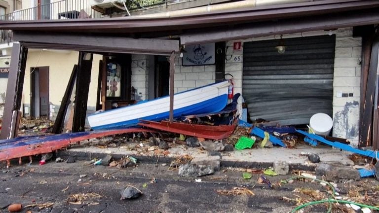 Κυκλώνας με κύματα 9 μέτρων σάρωσε τα πάντα στην Σικελία - Δείτε βίντεο