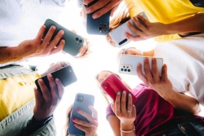 Γαλλία: Τέλος τα social media για παιδιά κάτω των 15 ετών από Σεπτέμβριο