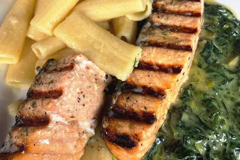 Σολομός με σπανάκι