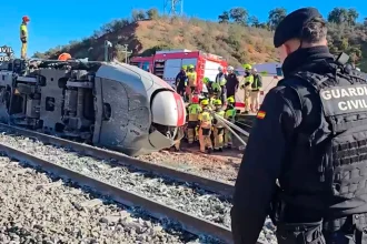 Ισπανία: Τριήμερο εθνικό πένθος για το σιδηροδρομικό δυστύχημα με τους 39 νεκρούς – Οι μηχανοδηγοί είχαν προειδοποιήσει για φθορές στις γραμμές