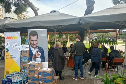 Το σπιράλ έστησε και φέτος «το δέντρο με το γάλα»