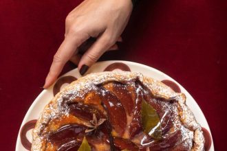 Τάρτα με κυδώνια και σφολιάτα, από τον Στέλιο Παρλιάρο