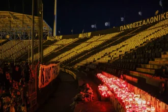 Συγκλονιστικές εικόνες στην Τούμπα: Αναμμένα κεριά και πανό για τους αδικοχαμένους φίλους του ΠΑΟΚ