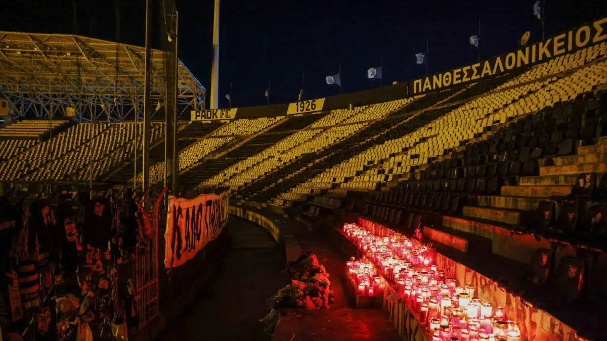 Συγκλονιστικές εικόνες στην Τούμπα: Αναμμένα κεριά και πανό για τους αδικοχαμένους φίλους του ΠΑΟΚ