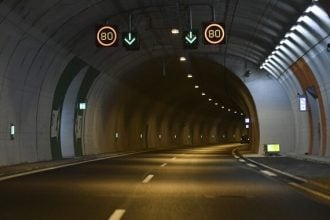 Πάτρα: Ανατροπή νταλίκας σε τούνελ της Περιμετρικής