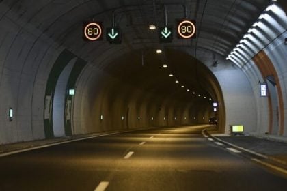 Ανατροπή νταλίκας σε τούνελ της Περιμετρικής Πατρών