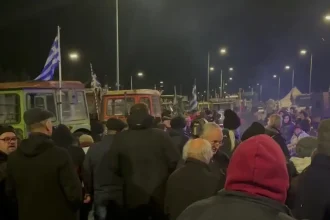 Ρεβεγιόν στα μπλόκα για τους αγρότες: Πρωτοχρονιά με σούβλες, ζεστό κρασί και ζωντανή μουσική 