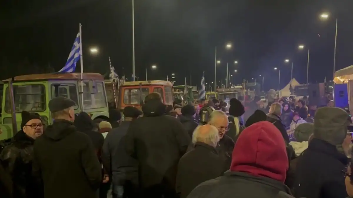 Ρεβεγιόν στα μπλόκα για τους αγρότες: Πρωτοχρονιά με σούβλες, ζεστό κρασί και ζωντανή μουσική 