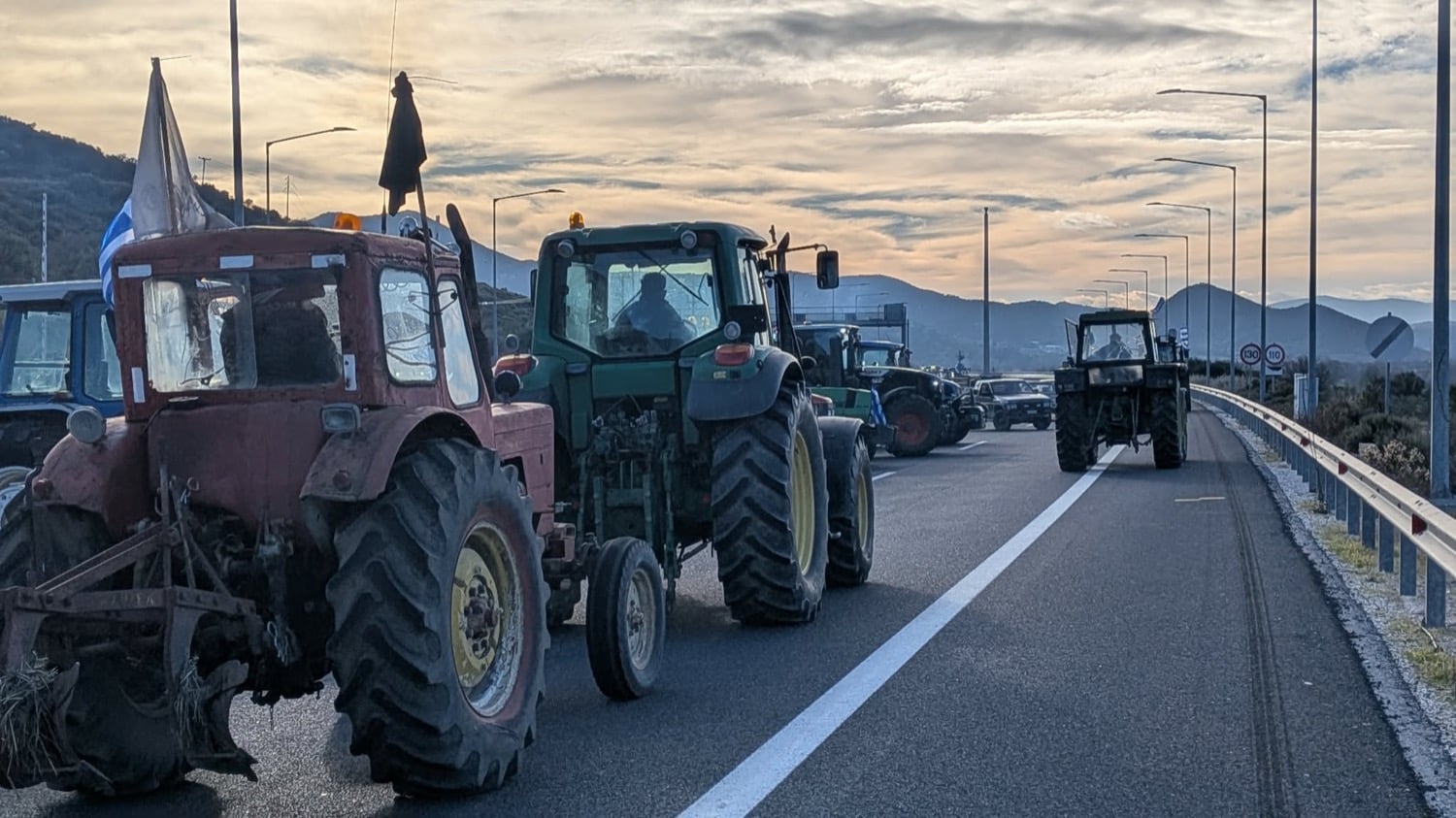 Αποχωρούν τα τρακτέρ από τα Τέμπη - Αύριο η πανελλαδική σύσκεψη των αγροτών στη Νίκαια
