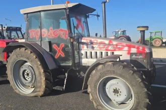 «Προδότης»: Βανδάλισαν τρακτέρ αγροτών που πήγαν στη συνάντηση με τον Μητσοτάκη στο μπλόκο της Νίκαιας ΦΩΤΟ