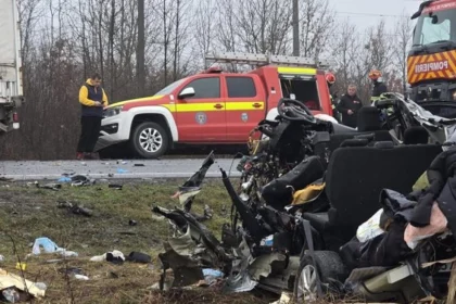 Επτά νέοι άνθρωποι νεκροί στο φρικτό τροχαίο με τους οπαδούς του ΠΑΟΚ στη Ρουμανία - Ταξίδευαν στη Γαλλία, το μίνι βαν συγκρούστηκε με φορτηγό