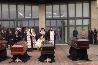 Οδύνη στο αεροδρόμιο της Τιμισοάρα για τις σορούς των 7 οπαδών του ΠΑΟΚ