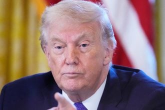 Ο Τραμπ απειλεί τον Καναδά με τελωνειακούς δασμούς 100%