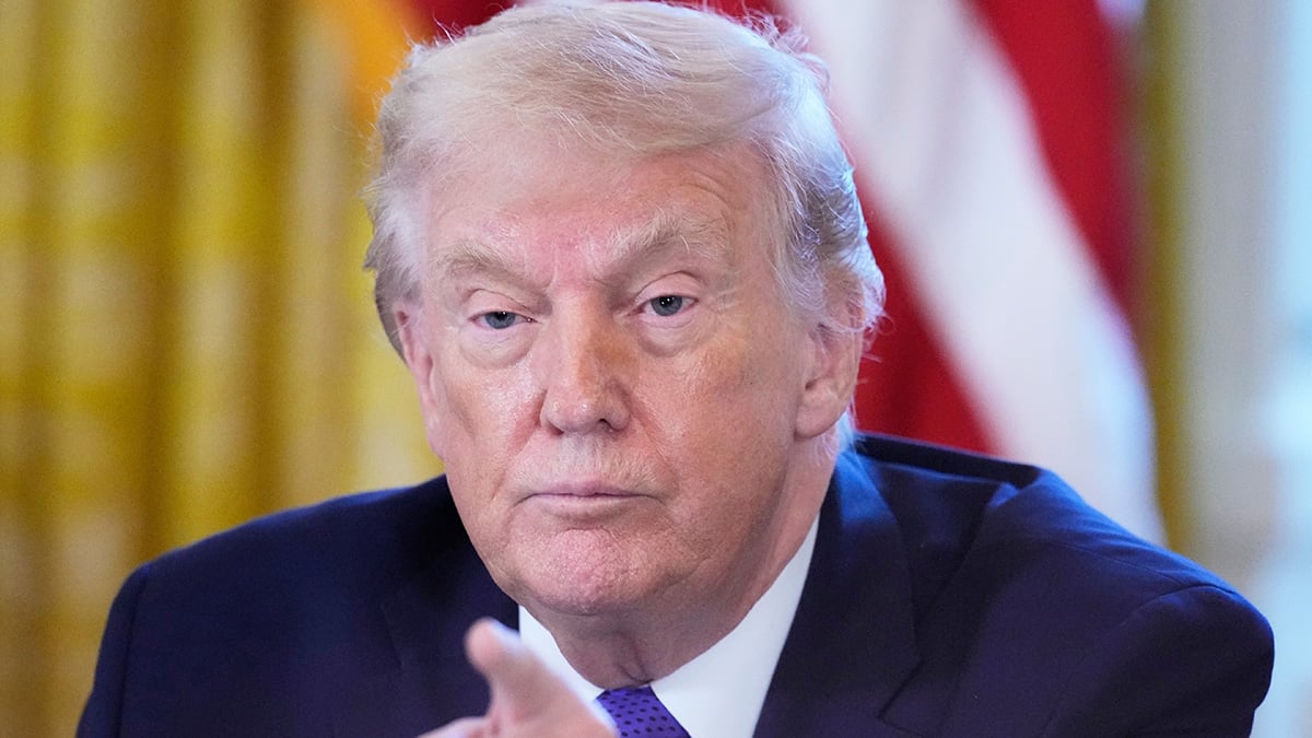 Ο Τραμπ απειλεί τον Καναδά με τελωνειακούς δασμούς 100%