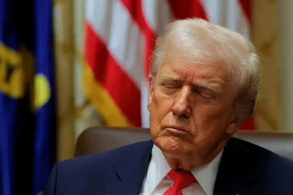 Απίστευτος Τραμπ: Κλείνω τα μάτια στα υπουργικά συμβούλια όχι γιατί κοιμάμαι, αλλά επειδή βαριέμαι