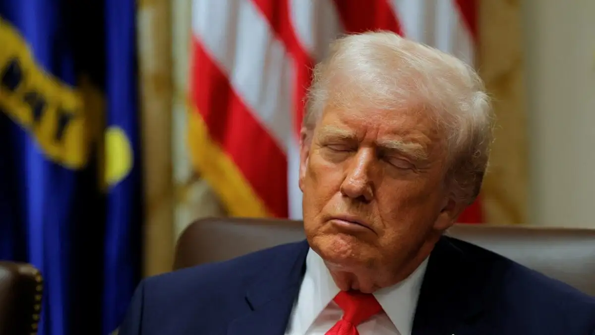 Απίστευτος Τραμπ: Κλείνω τα μάτια στα υπουργικά συμβούλια όχι γιατί κοιμάμαι, αλλά επειδή βαριέμαι