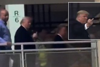 «Ξέφυγε» ο Τραμπ: Έβρισε και έδειξε το μεσαίο δάχτυλο σε υπάλληλο εργοστασίου της Ford μετά από αναφορά στον Επστάιν - ΒΙΝΤΕΟ