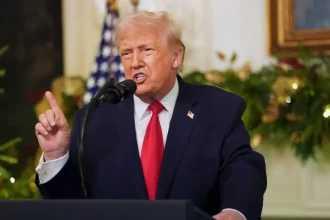 Τραμπ για το Ιράν: «Ξεπερνά την κόκκινη γραμμή, αν χτυπήσει βάσεις μας θα το χτυπήσουμε σκληρότερα»