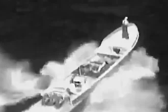 Δυνάμεις των ΗΠΑ βομβαρδίζουν ναρκόπλοιο στον Ειρηνικό σκοτώνοντας 2 επιβαίνοντες