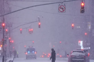 ΗΠΑ: Πάνω από 670.000 νοικοκυριά και καταστήματα χωρίς ηλεκτροδότηση – Σχεδόν 10.000 ακυρώσεις πτήσεων λόγω της «ιστορικής χιονοθύελλας» ΒΙΝΤΕΟ