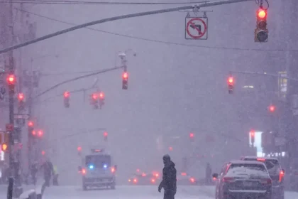 ΗΠΑ: Πάνω από 670.000 νοικοκυριά και καταστήματα χωρίς ηλεκτροδότηση – Σχεδόν 10.000 ακυρώσεις πτήσεων λόγω της «ιστορικής χιονοθύελλας» ΒΙΝΤΕΟ