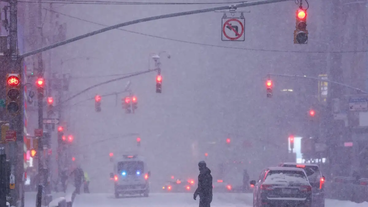 ΗΠΑ: Πάνω από 670.000 νοικοκυριά και καταστήματα χωρίς ηλεκτροδότηση – Σχεδόν 10.000 ακυρώσεις πτήσεων λόγω της «ιστορικής χιονοθύελλας» ΒΙΝΤΕΟ